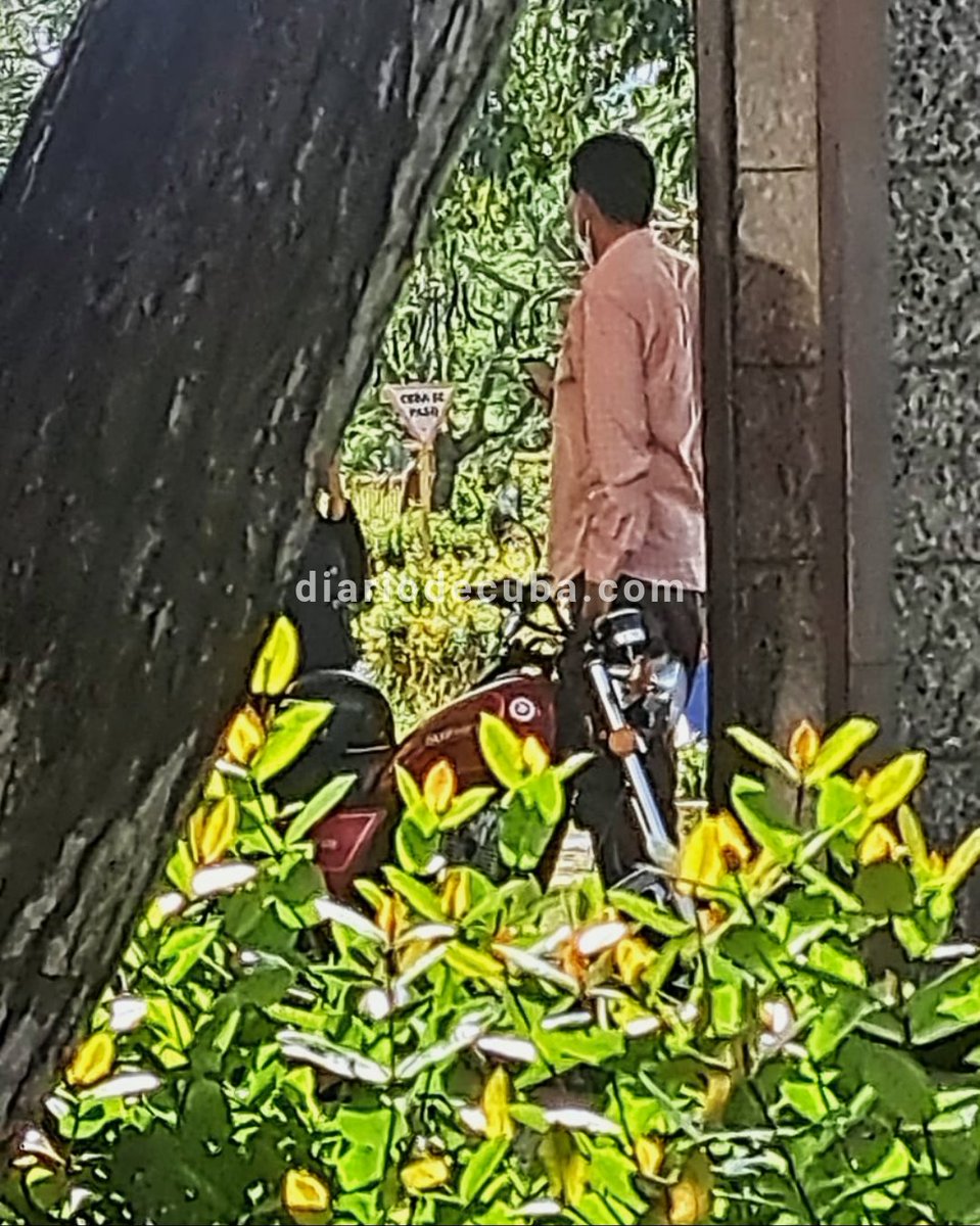 diariodecuba's tweet image. #SOSCuba: Varios oficiales de la #SeguridadDelEstado están apostados a la entrada del Hospital Clínico Quirúrgico Lucía Iñiguez Landín de Holguín, don#de se encuentra ingresado el #PresoPolítico Yosvani Rosell Garcia Caso, quien cumple hoy 39 en #HuelgaDeHambre. 

&quot;Pasó la noche…