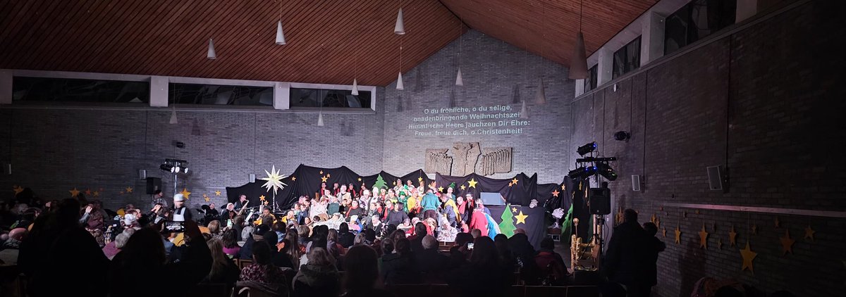 pastartur's tweet photo. #Inklusion praktisch: Berührendes weihnachtliches und kreatives #Rudelsingen in #Volmarstein mit der besten Botschaft der Welt: Gott wird Mensch - #JesusChristus.
#esv #EvangelischeStiftungVolmarstein https://t.co/5GN0WFoXcn