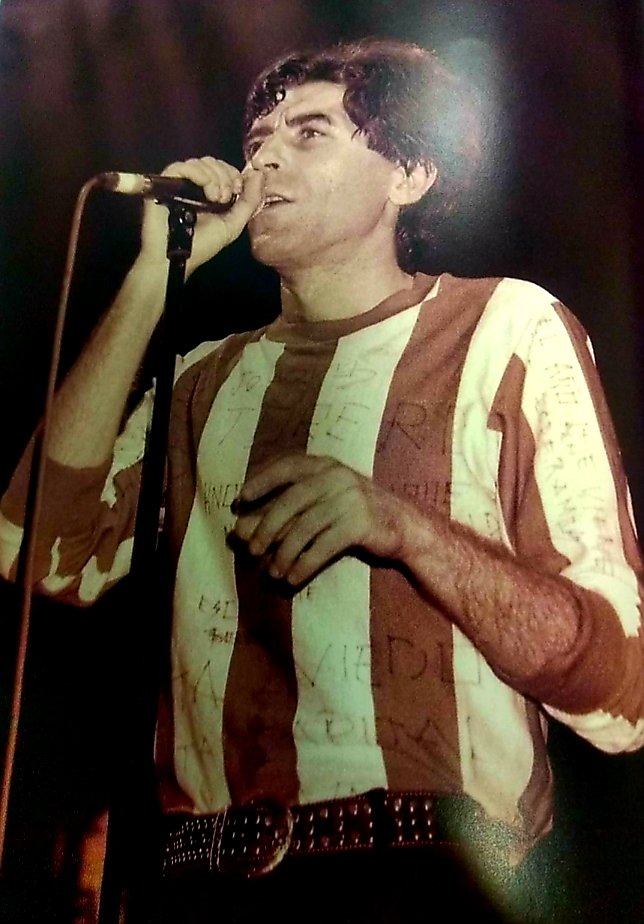 Hoy Joaquín Sabina se despide de los escenarios.

Aquí una foto en un concierto de 1990 con una camiseta del Sporting en la que se puede leer "Puta Oviedo, puta capital"