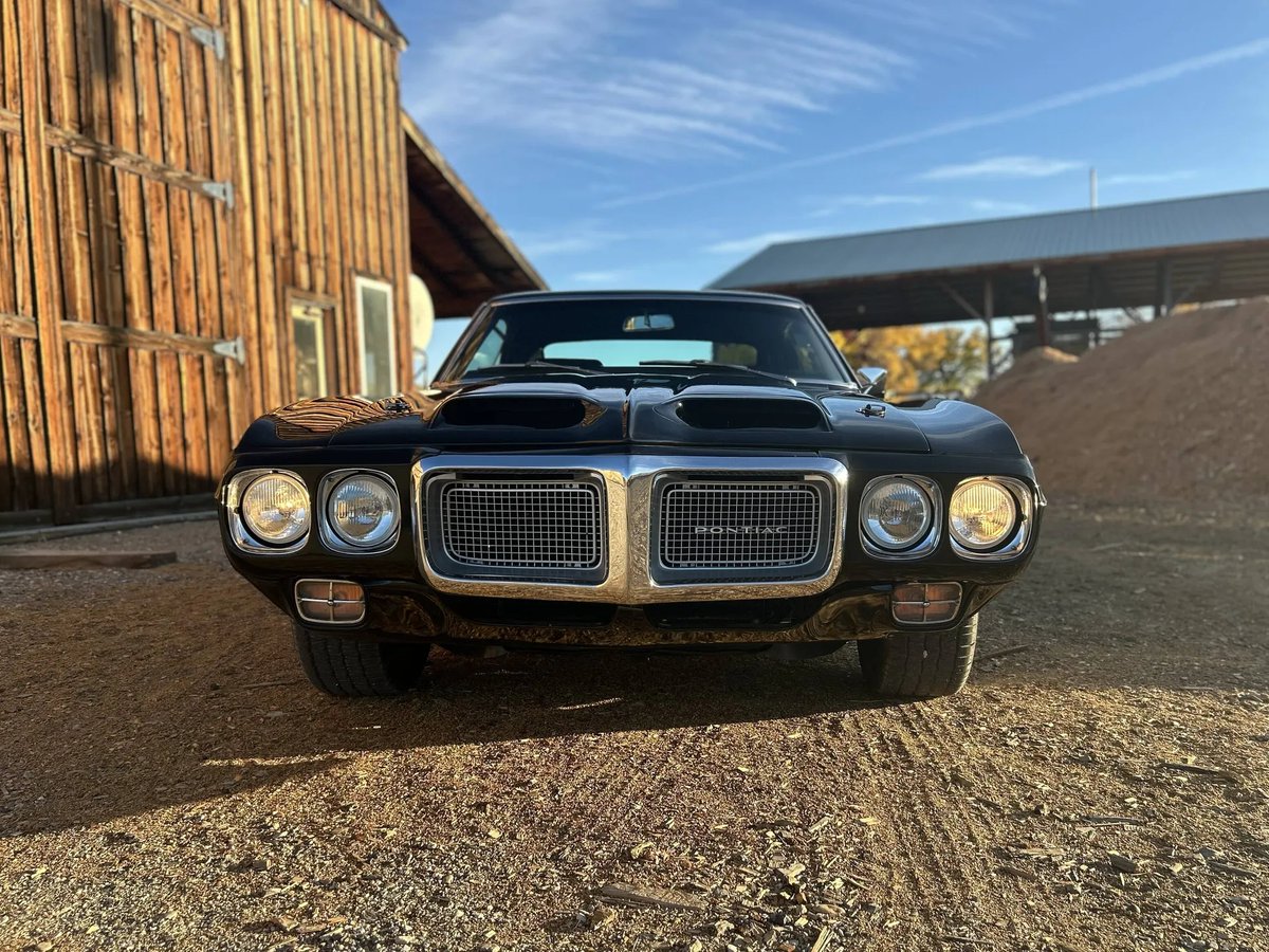 HemmingsNews's tweet image. A California-born, black-plate 1969 Pontiac Firebird with 38 years of single-family ownership.

Available Now bit.ly/4rkDlzh

#Hemmings #HemmingsFinds #PontiacFirebird #Firebird455 #MuscleCar #ClassicPontiac #AmericanMuscle