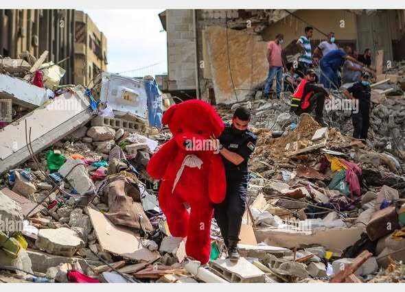 ProtocolsWZion's tweet image. Σωστά τα λέει εδώ ο fact-checker του BBC, και όντως είχαμε αντιληφθεί την πλαστότητα. Αλλά και οι &quot;αυθεντικές&quot;, που δείχνουν πάντα ένα αρκουδάκι ανάμεσα στα χαλάσματα, κι εκείνες πλαστές είναι. Είδατε πότε έστω και ίχνος σκόνης πάνω τους; Εγώ ποτέ. Πάντα είναι του κουτιού.