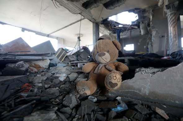 ProtocolsWZion's tweet image. Σωστά τα λέει εδώ ο fact-checker του BBC, και όντως είχαμε αντιληφθεί την πλαστότητα. Αλλά και οι &quot;αυθεντικές&quot;, που δείχνουν πάντα ένα αρκουδάκι ανάμεσα στα χαλάσματα, κι εκείνες πλαστές είναι. Είδατε πότε έστω και ίχνος σκόνης πάνω τους; Εγώ ποτέ. Πάντα είναι του κουτιού.