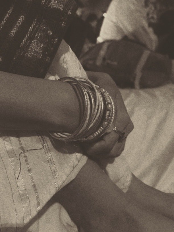 दुनिया तुम्हारी हम-शक्ल है ।
जैसे तुम देखो 
वैसी दिखने लगती है ।।

Happy December💙