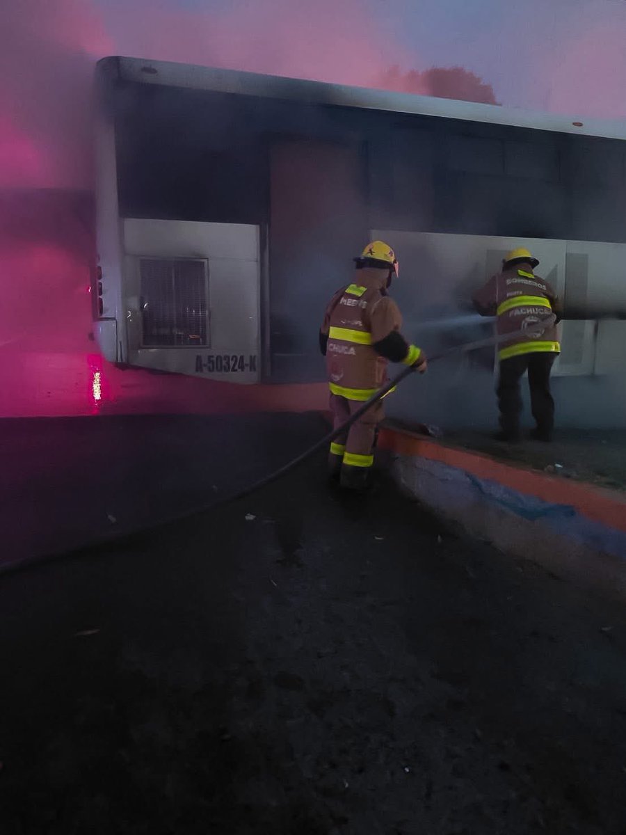 soyalfarored's tweet image. 🚨 Reporte ciudadano | Bomberos de Pachuca atendieron un llamado del C4 por el incendio de un autobús en el bulevar Colosio. La zona fue asegurada y el fuego quedó bajo control en poco tiempo. El vehículo estaba vacío, por lo que no hubo personas afectadas.

#pachucahidalgo