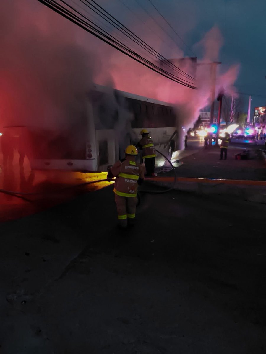 soyalfarored's tweet image. 🚨 Reporte ciudadano | Bomberos de Pachuca atendieron un llamado del C4 por el incendio de un autobús en el bulevar Colosio. La zona fue asegurada y el fuego quedó bajo control en poco tiempo. El vehículo estaba vacío, por lo que no hubo personas afectadas.

#pachucahidalgo