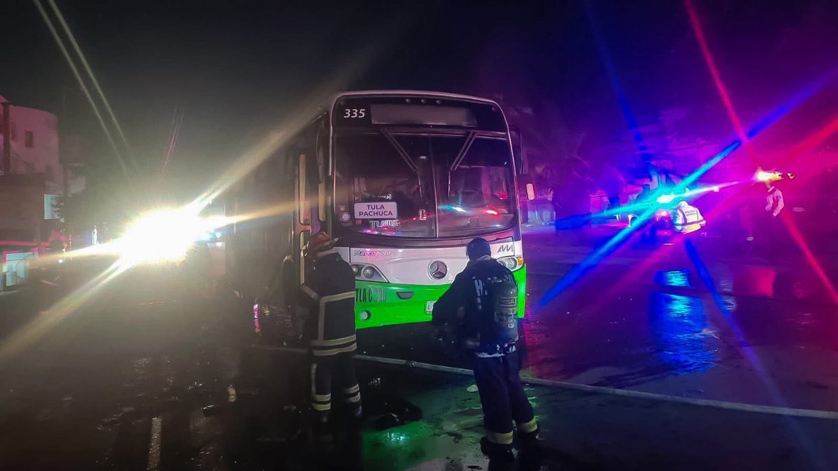 soyalfarored's tweet image. 🚨 Reporte ciudadano | Bomberos de Pachuca atendieron un llamado del C4 por el incendio de un autobús en el bulevar Colosio. La zona fue asegurada y el fuego quedó bajo control en poco tiempo. El vehículo estaba vacío, por lo que no hubo personas afectadas.

#pachucahidalgo