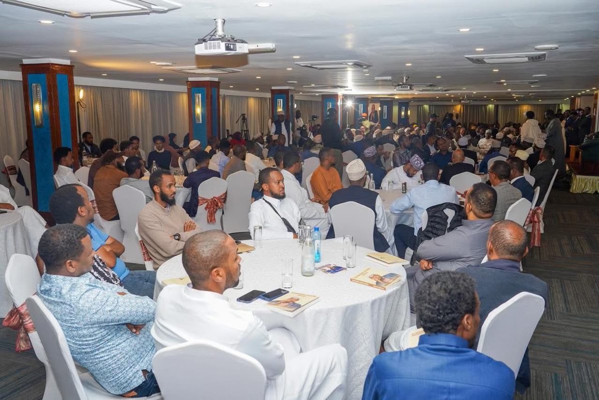 Baalfurka buugga Danjire <a href="/AMB_Affey/">Mohamed Affey</a> ee “Baadigoobkii Nabadda Geeska”wuxuu xambaarsan yahay taariikh mug wayn oo aan u baahannahay dhammaanteen inaan casharo ka baranno si aan u saxno wixii ka qalloocday geeddi socodka dib u dhiska dalka. 1/1