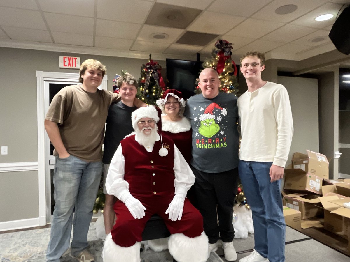 HappyTaylor95's tweet image. Enjoyed The Choir Christmas 🎄 Party &amp;amp; Enjoyed Seeing Santa &amp;amp; Mrs. Claus With Friends‼️😉 #rockspringschurch #picoftheday #photooftheday