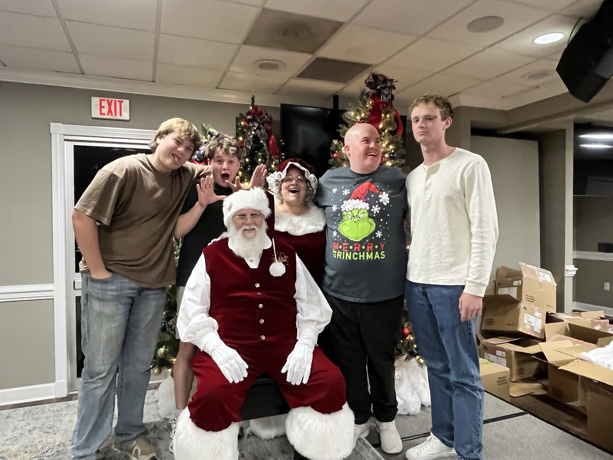 HappyTaylor95's tweet image. Enjoyed The Choir Christmas 🎄 Party &amp;amp; Enjoyed Seeing Santa &amp;amp; Mrs. Claus With Friends‼️😉 #rockspringschurch #picoftheday #photooftheday