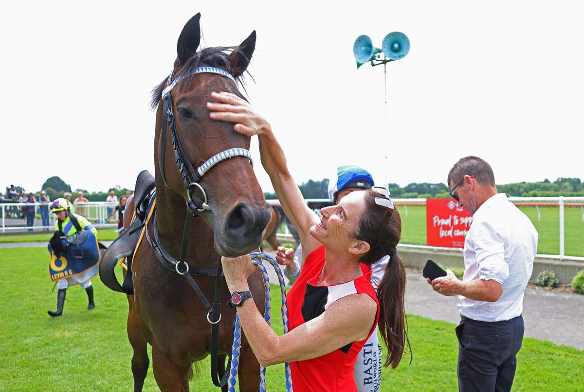 Fosse (NZ) (Darci Brahma) put a frustrating spring behind her with an emphatic victory in the $40,000 Kelly &amp; Co Handicap (1600m) at Otaki on Sunday. 🎉

Trained by Steven Ramsay &amp; Julia Ritchie &amp; ridden to victory by Masa Hashizume 🏇

📰: tinyurl.com/4fpf9x3m