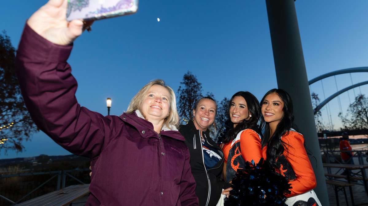 BroncosCheer's tweet image. Shoutout to the best fans in the NFL for taking over D.C. this weekend! 👏🫶

#DENvsWAS 🔜 Tell us where you’re cheering from, Broncos Country!