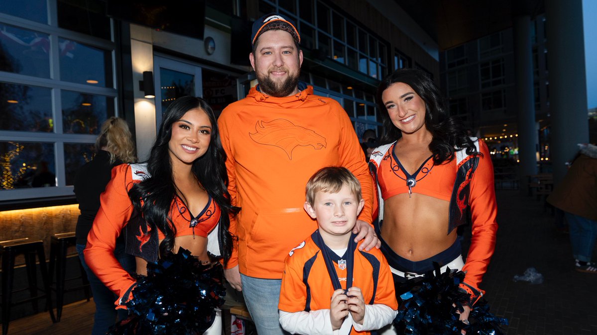 BroncosCheer's tweet image. Shoutout to the best fans in the NFL for taking over D.C. this weekend! 👏🫶

#DENvsWAS 🔜 Tell us where you’re cheering from, Broncos Country!