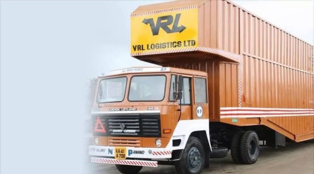 ArunKoslii's tweet image. कर्नाटक में एक ट्रांसपोर्ट है V.R.L. विजयानंद रोड़ लाइन्स. भारत की सबसे बड़ी फ्लीट ओनर कंपनी. लगभग 7000 ट्रक बस हैं कंपनी के पास. पूरे भारत में शाखाएं.

इस कंपनी में ड्राइवर लगना है तो चाहे आपके पास 15 साल का अनुभव भी है, आपको पूरे कागज़ जमा करवाने पड़ेंगे. अपने इलाके के पंच…