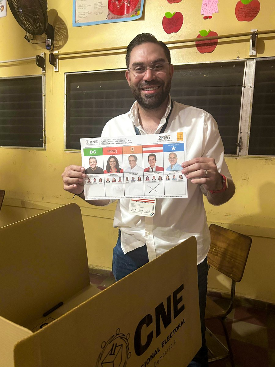 JorgeCalix's tweet photo. Esta a Salvita, nadie se la quita 🇭🇳❤️🇦🇹

La victoria será contundente para nuestro próximo presidente @SalvaPresidente https://t.co/rPG05zDmWX