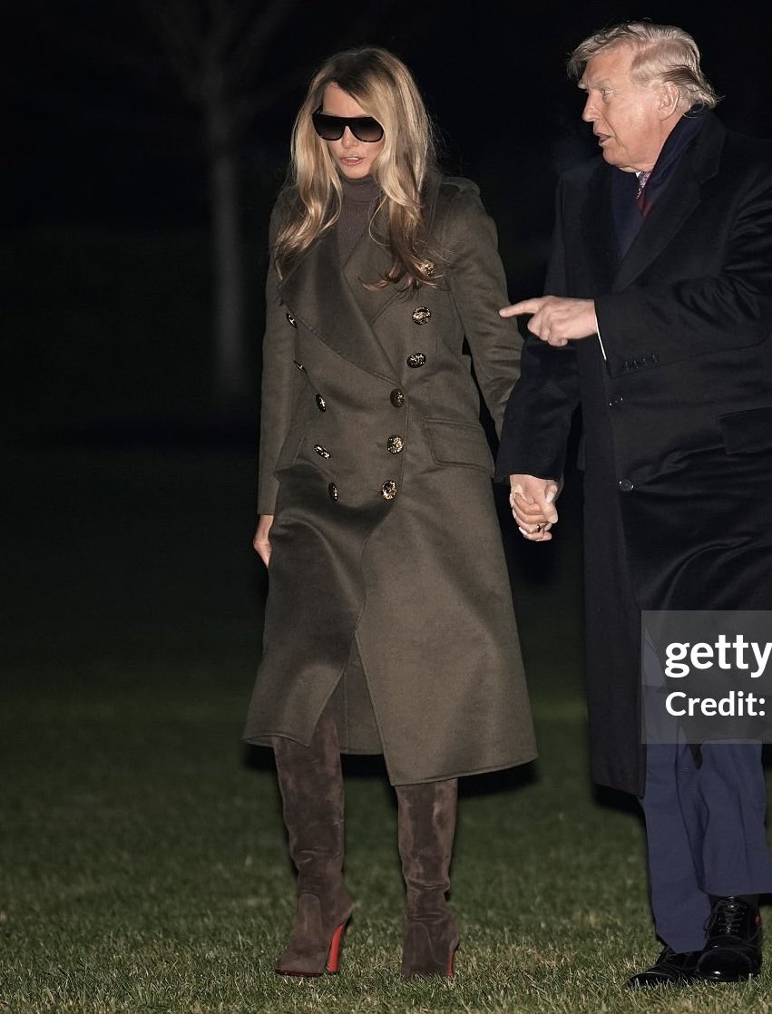 MELANIAJTRUMP's tweet image. First Lady Melania Trump returns to the White House tonight in a dark green Burberry Bird Button Cashmere Wool Military Coat over a dark brown Ralph Lauren turtleneck sweater. She completes her look with a pair of brown suede Christian Louboutin boots. 🤎🤎
#FashionoftheFirstLady