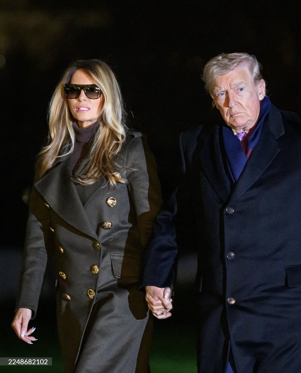 MELANIAJTRUMP's tweet image. First Lady Melania Trump returns to the White House tonight in a dark green Burberry Bird Button Cashmere Wool Military Coat over a dark brown Ralph Lauren turtleneck sweater. She completes her look with a pair of brown suede Christian Louboutin boots. 🤎🤎
#FashionoftheFirstLady