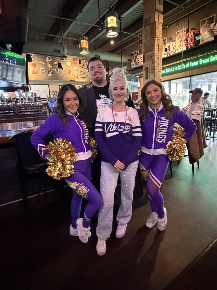 BMPREND's tweet image. That was miserable…..
Thankful the fabulous cheerleaders and alumni Brett Jones were able to be a fun distraction from the misery.
@VikingsCanada