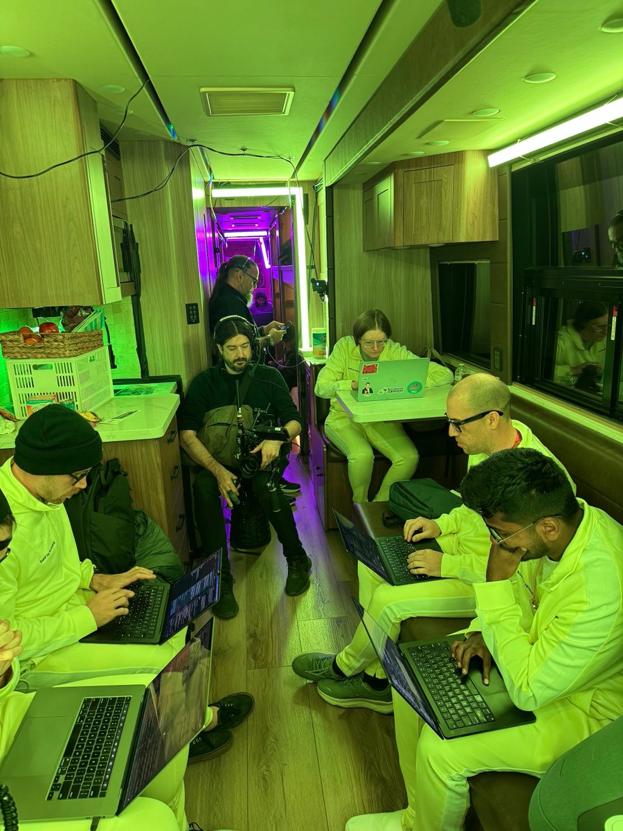 edjgeek's tweet image. Awwww yeah, we just hit Vegas! Almost ready to reveal! #AWSreinvent #r2rhack