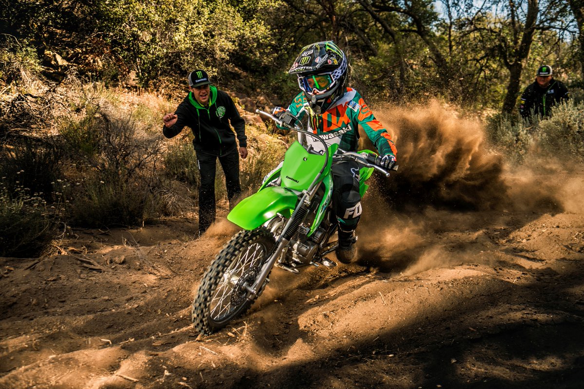 Kawasaki_JPN's tweet photo. ／
待望のオフロードモデル「KLX140R L」本日発売！
高回転型空冷エンジンを搭載し、前後ディスクブレーキ、リヤサスペンションはプリロード無段階調整、圧側・伸側減衰調整機能付き、フロント19/リヤ16インチホイール搭載で優れた走破性を発揮。
オフロード入門に最適な1台、ぜひご注目ください！
＼

#KLX140RL #カワサキ

※走行イメージは「KLX140R」となります。