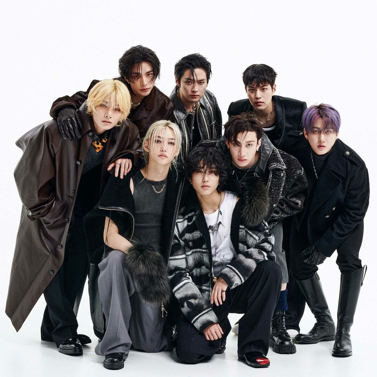 chartdata's tweet image. Stray Kids extend their record for most #1 albums for a group on the Billboard 200 this century (8).