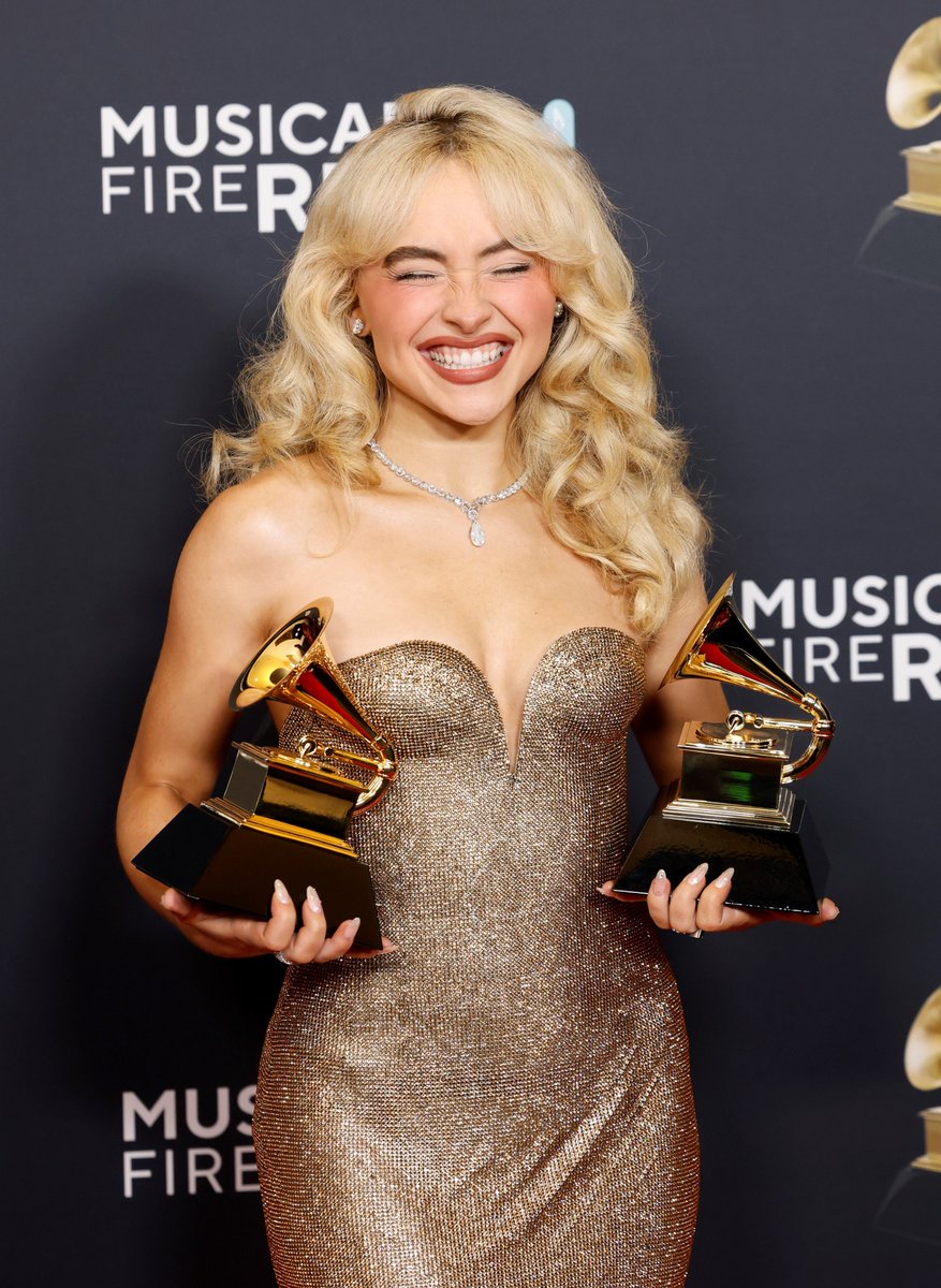 4K | Sabrina Carpenter poses in the press room during the 67th GRAMMY Awards