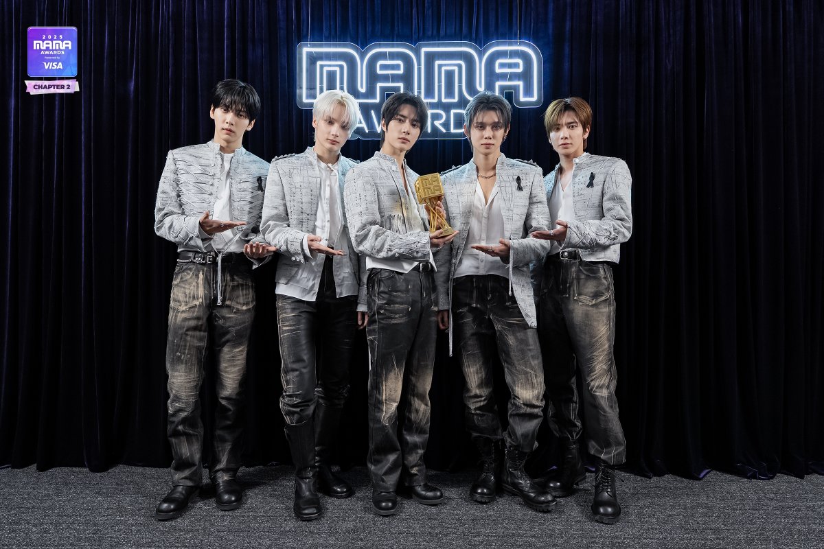 MnetMAMA's tweet image. [#2025MAMA] The moment of glory TOMORROW X TOGETHER (투모로우바이투게더)

🏆 VISA SUPER STAGE ARTIST

HEAR MY ROAR, UH-HEUNG
2025 MAMA AWARDS

#MAMAAWARDS #2025MAMAAWARDS