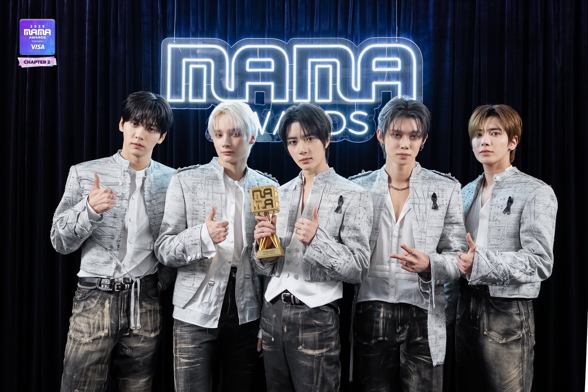 MnetMAMA's tweet image. [#2025MAMA] The moment of glory TOMORROW X TOGETHER (투모로우바이투게더)

🏆 VISA SUPER STAGE ARTIST

HEAR MY ROAR, UH-HEUNG
2025 MAMA AWARDS

#MAMAAWARDS #2025MAMAAWARDS