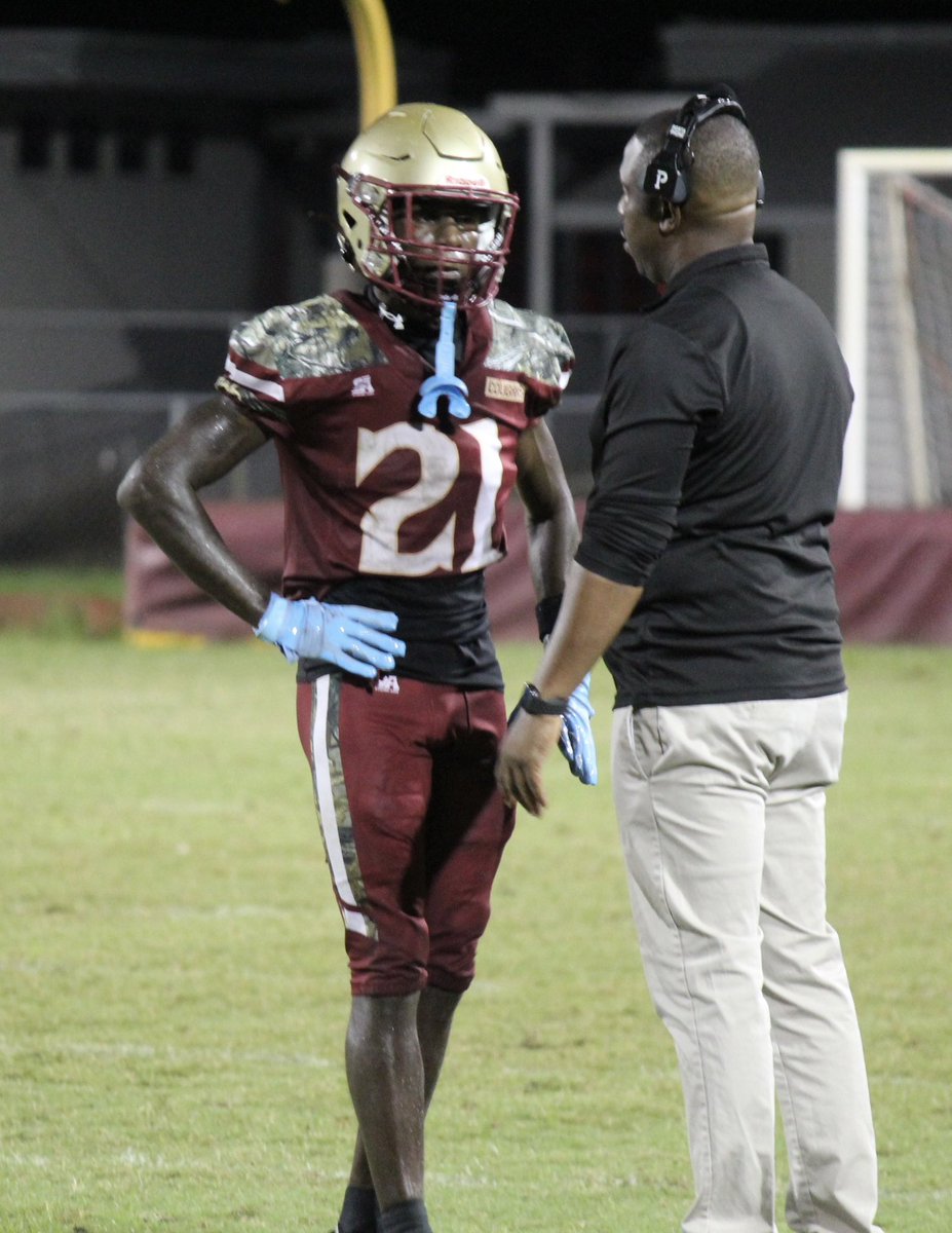 L_McCray21's tweet photo. Check Out My Junior Season Highlights !#RealDawg @CoachJSloan96  @LawrenceBl83397 @coachyearg @CreekFootball1 @CoachQ954 @JerryRecruiting @JCoop_Agent
 https://t.co/ZJeWcOOpMD https://t.co/KUsSjcZnQr