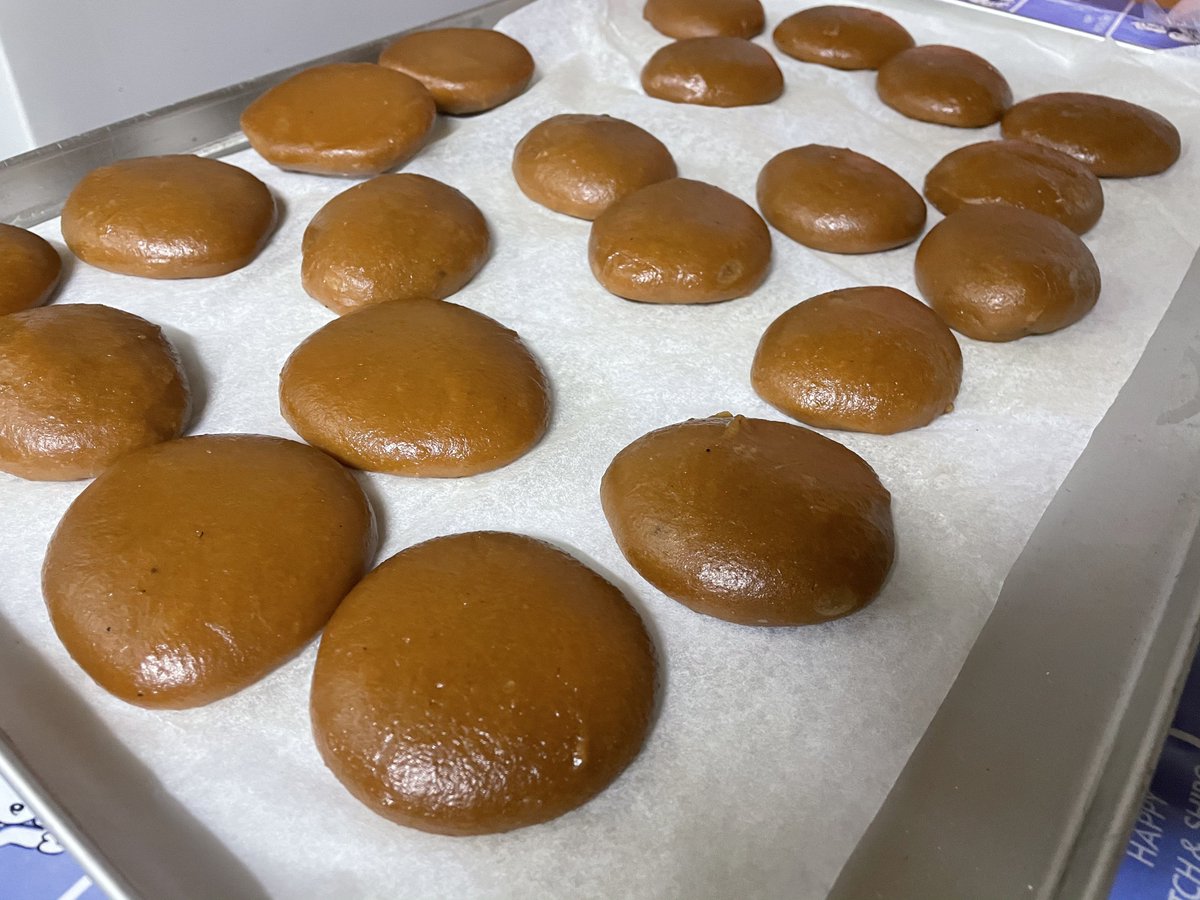 木灰に漬けてアク抜きした栃の実の表面の皮むき作業を進行中です
今年も栃餅作りいよいよ始めていきます。
干し柿農家様の仕事ももうしばらく続くので
大変な状況。今月は年末まで地獄ですな😅
寝不足覚悟で望みます