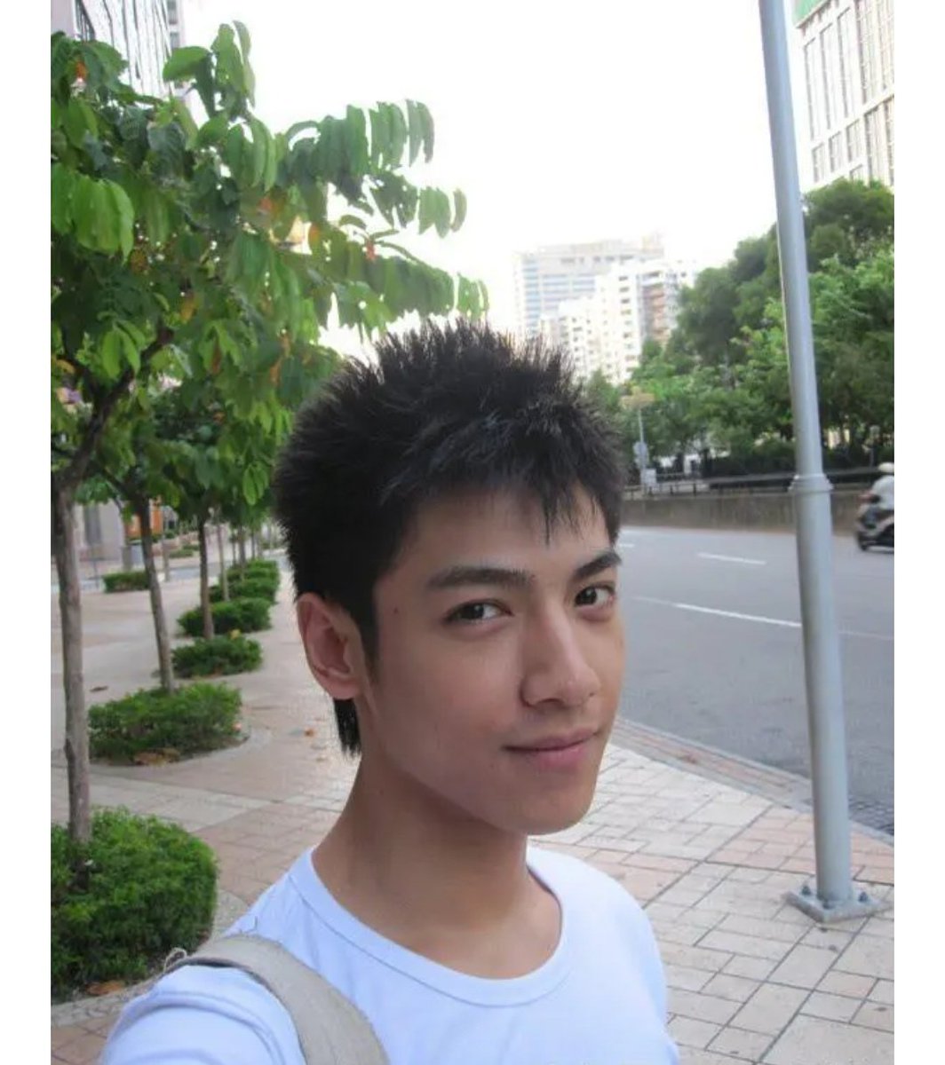 LuoYunxiFanClub's tweet image. 20 year anniversary gathering in Shanghai for the class of 2005.
Lyx is born to be an actor - look at the small head!
Fun fact: His photo was posted on the popular forum Tianya Club in 2010, under the thread &quot;Handsome &amp;amp; natural guys from the ordinary populace&quot; 
#LuoYunxi #罗云熙
