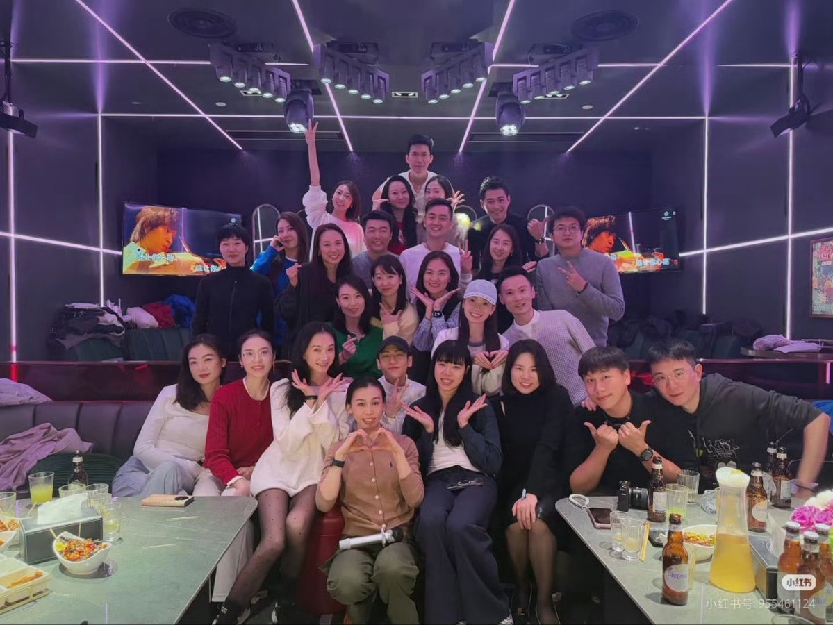 LuoYunxiFanClub's tweet image. 20 year anniversary gathering in Shanghai for the class of 2005.
Lyx is born to be an actor - look at the small head!
Fun fact: His photo was posted on the popular forum Tianya Club in 2010, under the thread &quot;Handsome &amp;amp; natural guys from the ordinary populace&quot; 
#LuoYunxi #罗云熙