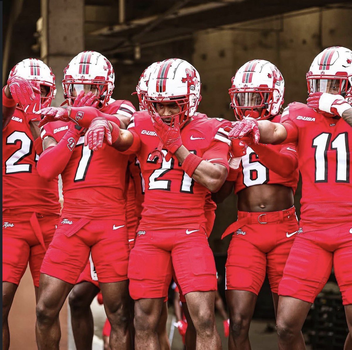TimRoberson2's tweet image. AGTG!! Blessed to have received an offer from Western Kentucky University ! @CoachDBrown27 @dariusmoore07 @BlackbournMike @JUCOFFrenzy @JuCoFootballACE