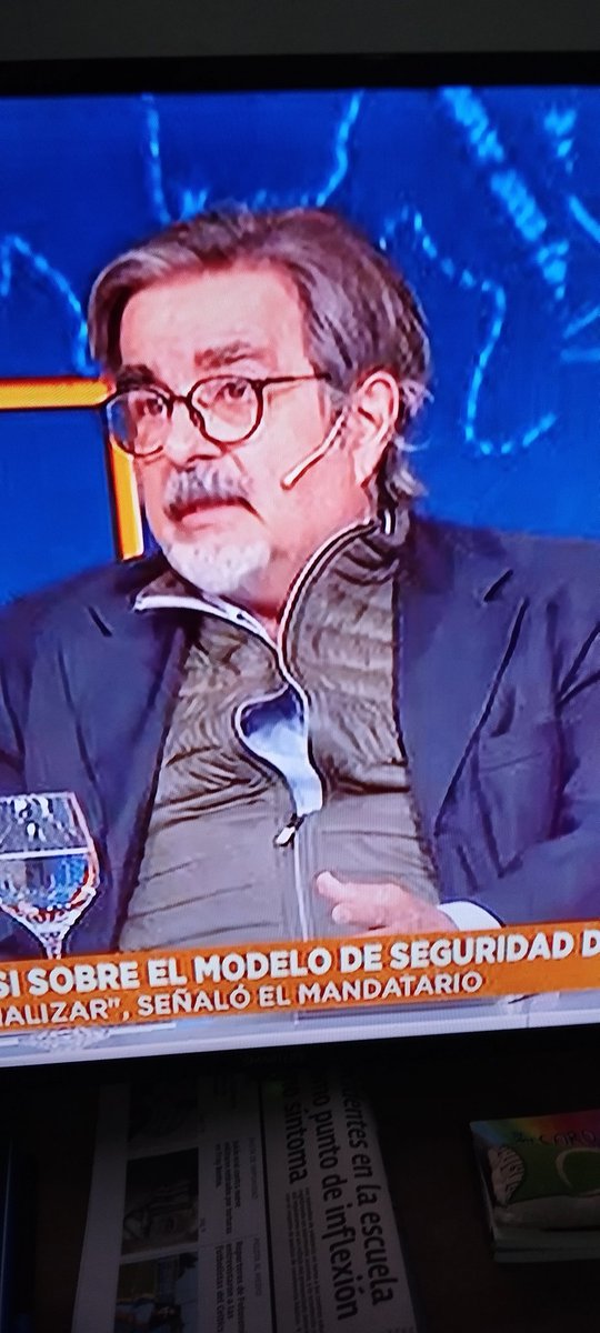 Permiso no, correte, Lady Gaga, Dani Umpi, que viene zubia con chaleco inflado bajo el saco