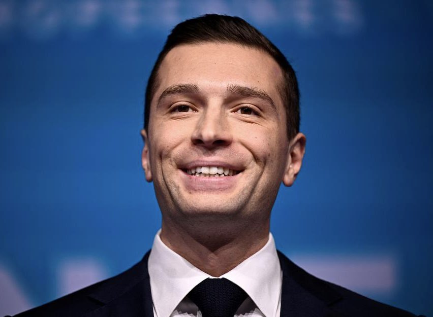 ImpactMediaFR's tweet image. 🚨🇫🇷🇪🇺 ALERTE INFO !

133 000 € D’ARGENT PUBLIC POUR APPRENDRE À PARLER ET SOURIRE 💸😃

Selon Le Canard enchaîné, Jordan Bardella aurait reçu 133 300 € du Parlement européen pour des séances de media-training (parler, sourire, faire sérieux, préparer ses interviews). 

Son…