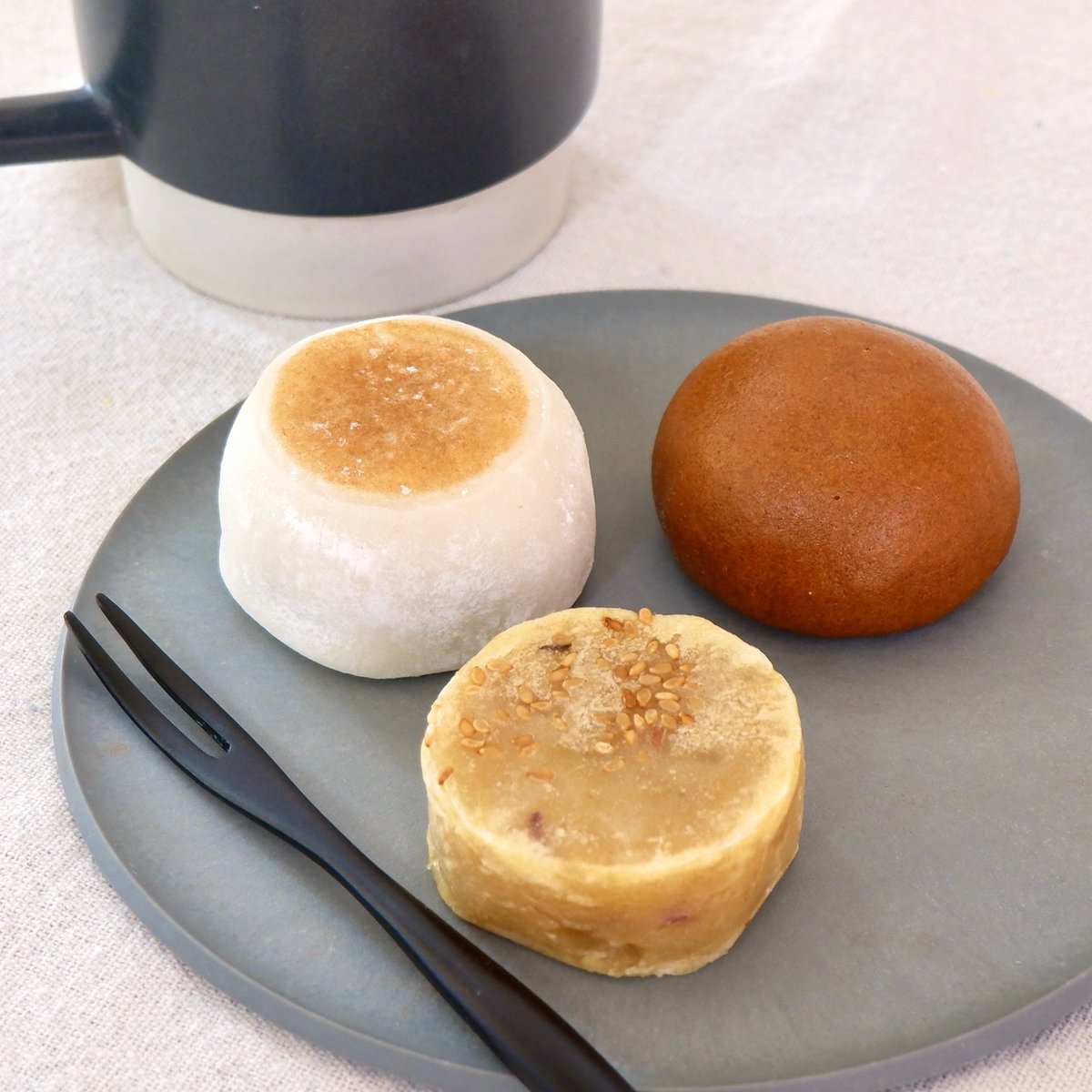 おはようございます✨

本日は日曜日のため、日本橋本店は定休日です。
日本橋、東京駅周辺で榮太樓總本鋪のお菓子をお探しの際は、日本橋三越店、日本橋髙島屋店へお越しください♪
#黒みつ饅頭　#焼芋大福　#芋金鍔