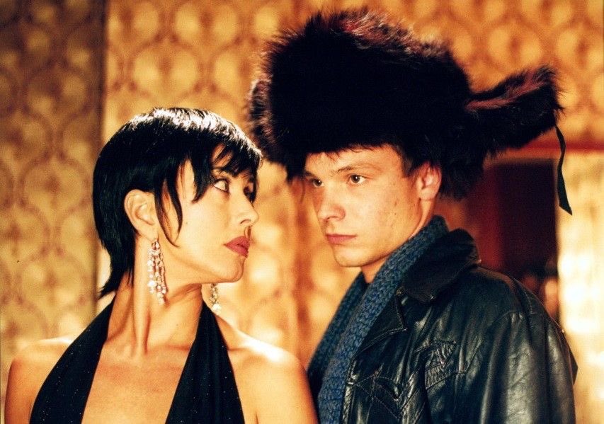 luxurybitches's tweet image. я была маленькой когда вышел этот фильм и помню как красивая и грустная женщина сзади сказала ‘а в жизни обычно ещё хуже – тебя за горло держит мудак и нет никакого доброго честного кости который хочет тебя спасти’

💔