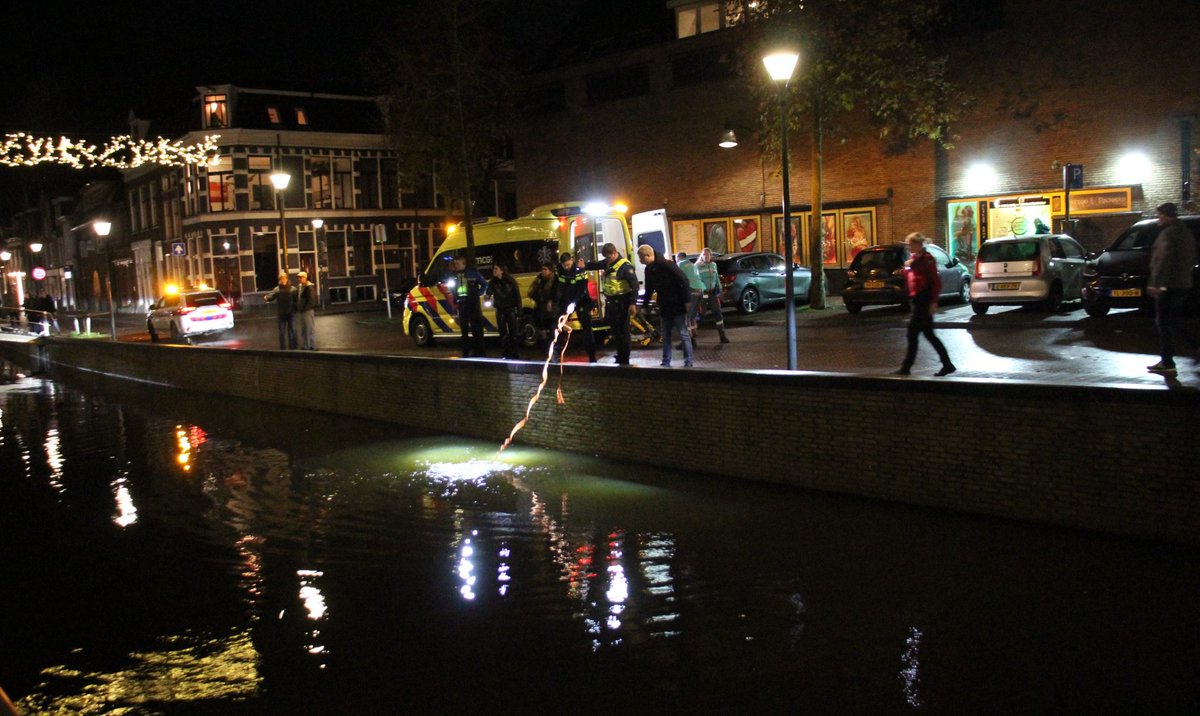 Persoon in ernstige toestand uit water gehaald door hulpdiensten in Leeuwarden