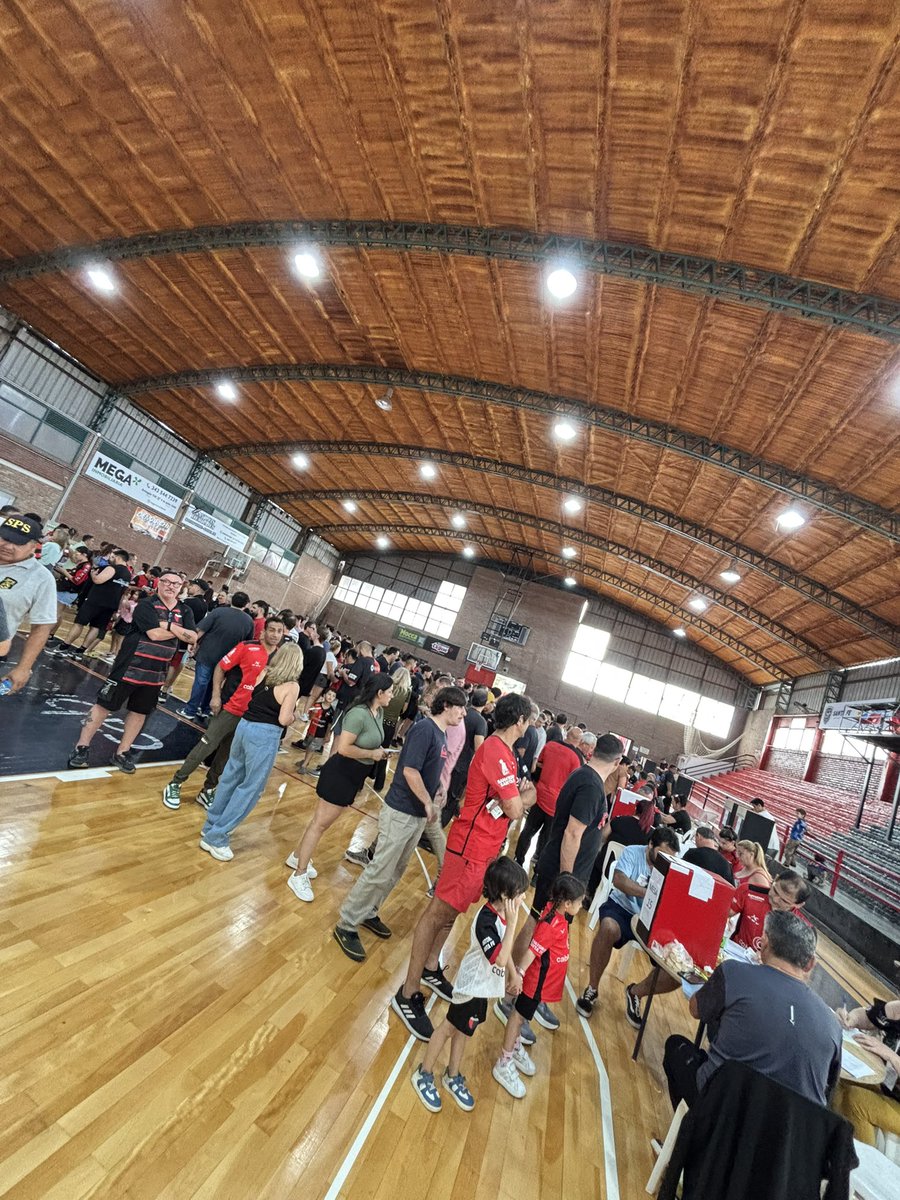 17.15 aprox asi estaba el club. Bastante gente pero ágil, no demoramos ni 15 minutos.

Atrás nuestro se llenó enseguida! Así que calculo que quedará bastante gente adentro pasadas las 18. 

Amo toda la gente q en el peor momento de la historia ahi está firme. Dalee Colón!!!! ♥️🖤