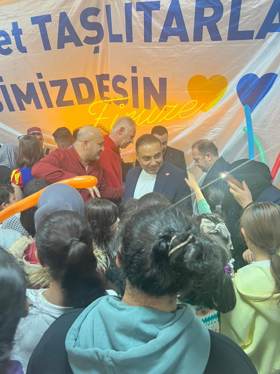 Ak Gençlik Ocakları Genel Başkanı Ferhat Aydoğan, Ankara’daki bir yetimhaneyi ziyaret ederek çocuklarla bir araya geldi.

Program kapsamında çocuklara çeşitli oyuncaklar hediye edildi ve moral etkinlikleri düzenlendi.

Valide Sultan Thermal Otel’in ev sahipliğinde gerçekleşen