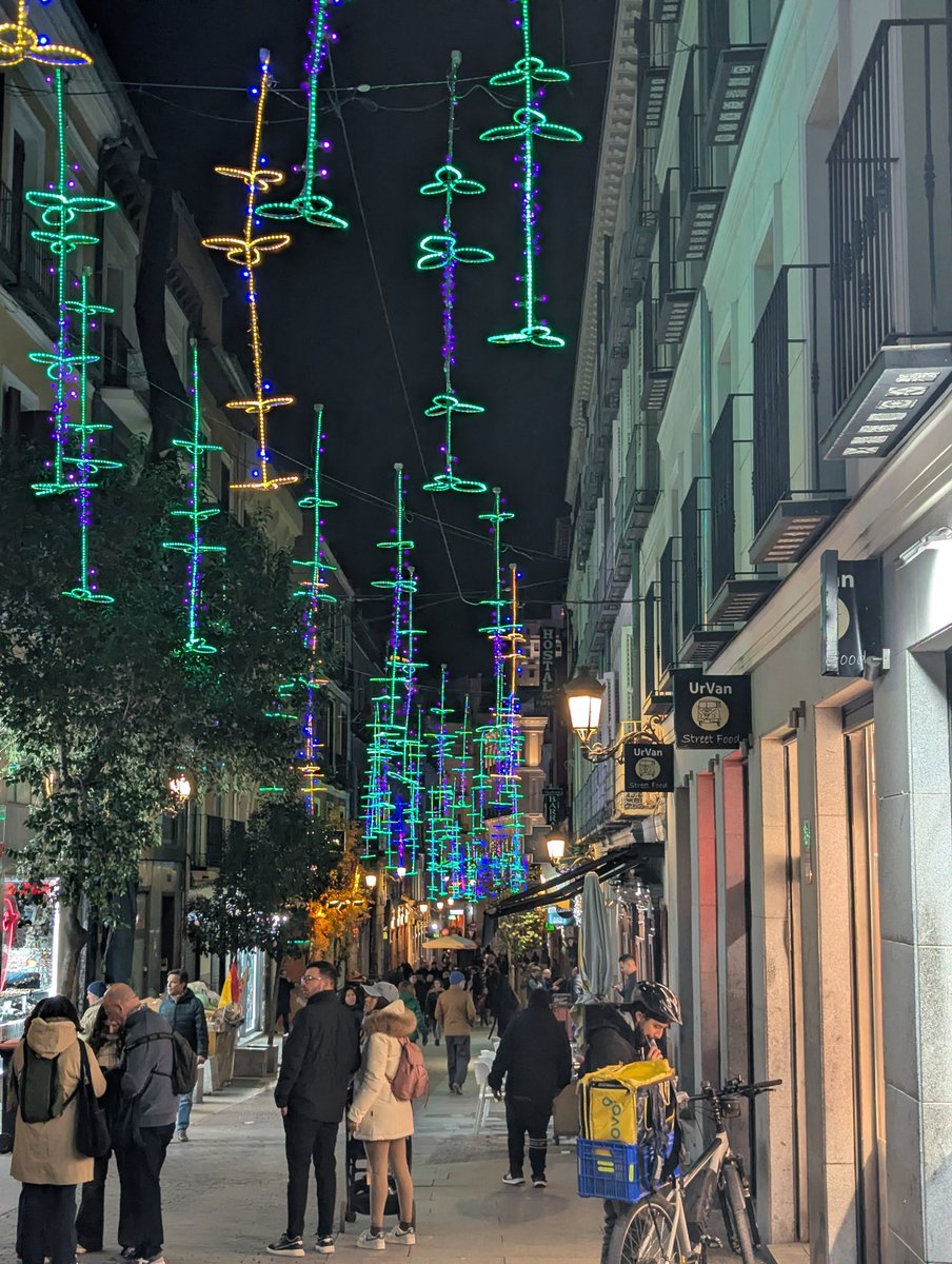 EdinburghNJS's tweet image. Quite festive in #Madrid always a nice time to be here. Temps still decent too. 😅
