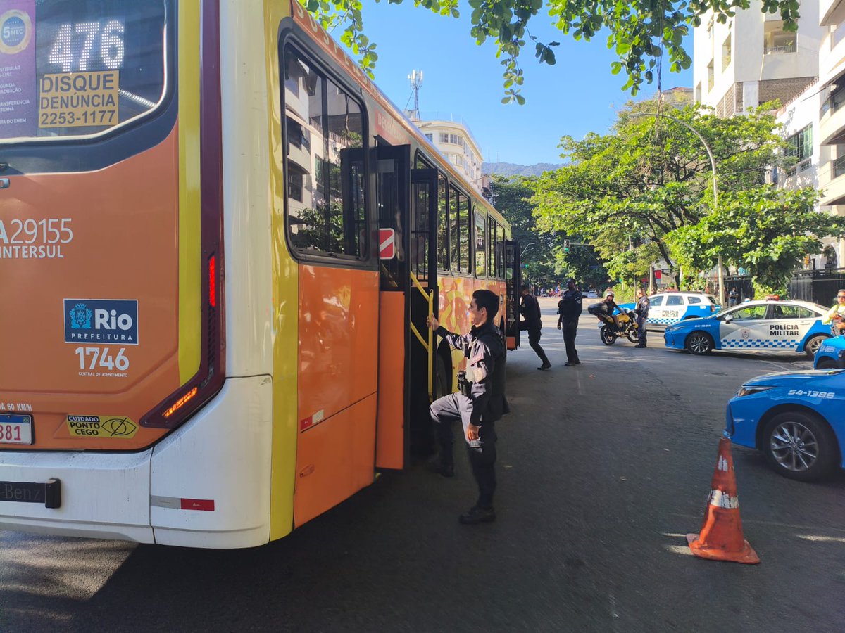 PMERJ's tweet photo. 🚔 #PTOU sendo realizado na Zona Sul

Policiamento transportado em ônibus urbano feito por equipes do #23BPM, na Av. Bartolomeu Mitre, no final da tarde deste domingo (30). https://t.co/xAemhyyLoI