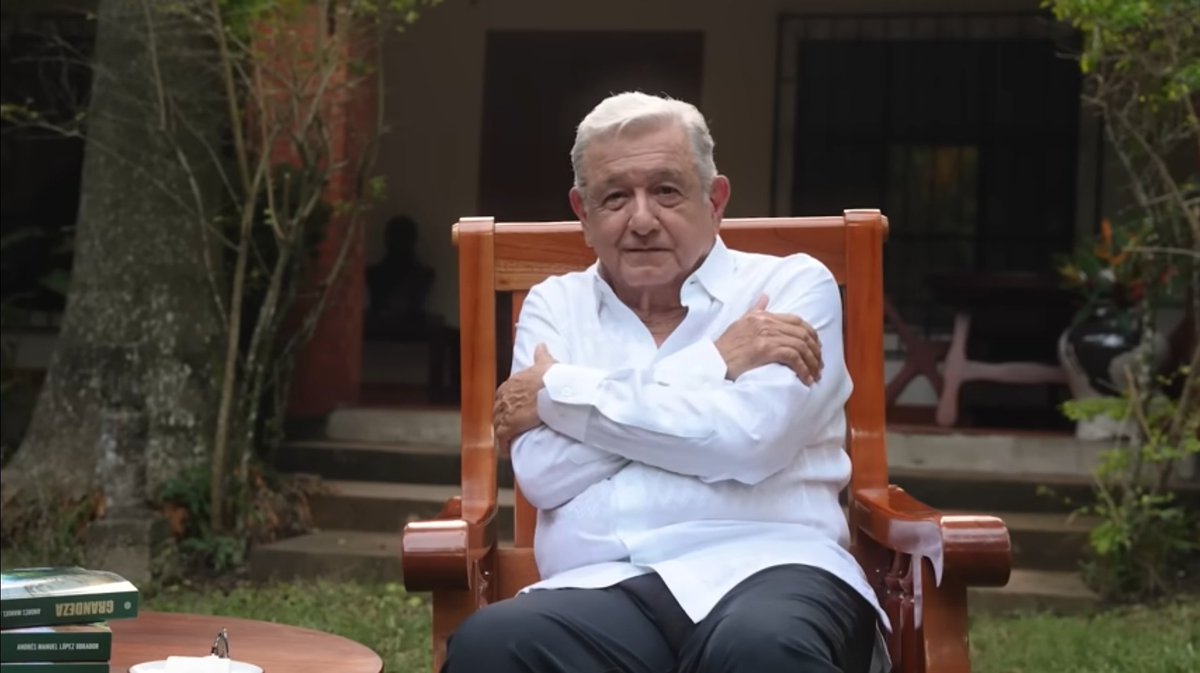 EduardoGandur's tweet photo. El Jefazo AMLO vuelve a marcar la agenda nacional desde su silla en su jardín. 

Un abrazote al hombre que nos enseñó a no decir adiós a la esperanza.

#AMLO #AMLOelMejorPresidenteDeLaHistoria #Grandeza #4T #ElMeroMero #CuartaTransformación https://t.co/Oqknmj7t4m