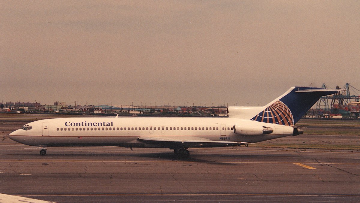 lemwerdersights's tweet image. Built in 1968, retired in 1994, after almost 26 years with Continental Airlines.

Registration:  N88714
Aircraft type:  Boeing 727-224
MSN/LN:  20243 / 646
Airline:  Continental Airlines
Date:  July 12, 1991
Location:  Newark (EWR)
📷: @lemwerdersights
#avgeek #B727