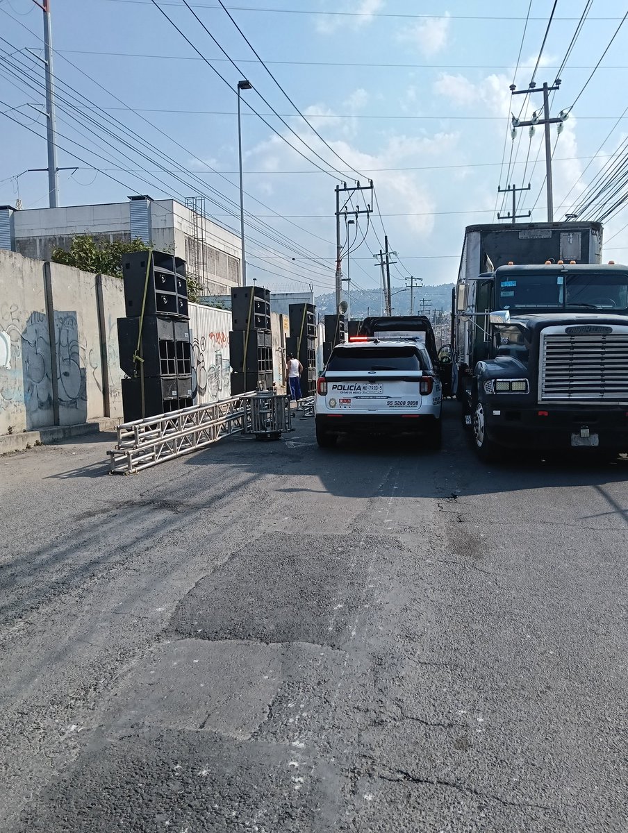 ElizabethRdzR's tweet photo. @Gabyosoriohdz @TlalpanAl @TlalpanVecinos sin acceso a mi domicilio. Encima, ni avisan. Tantito orden y comunicación. https://t.co/WCXkgEOeFK