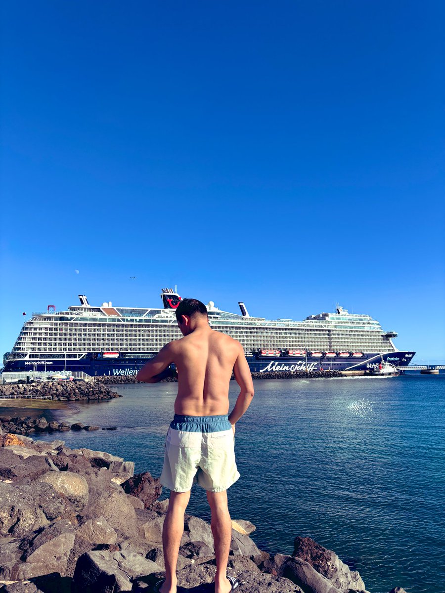 /\/\ | ○ tweet media