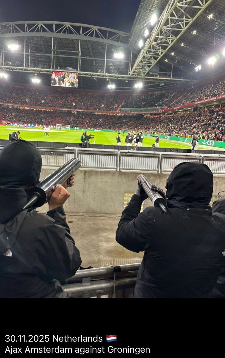 Dus tijdens de warming-up heeft niemand van <a href="/AFCAjax/">AFC Ajax</a> dit gezien?? Ajax is echt mijn club, mijn hele leven al, maar ik hoop dat deze F-Side debielen met het gehele vak dit seizoen er niet meer in komen. Oprotten met die geestelijk gestoorde mafkezen. Ze konden namelijk ook een