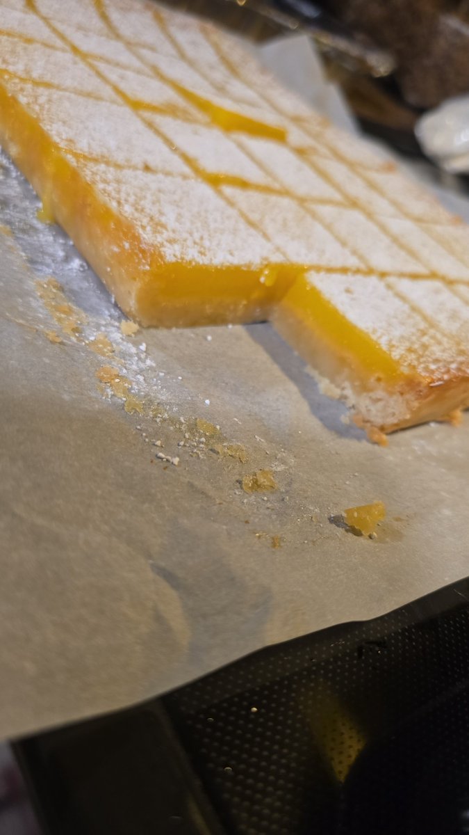 cherry_dan69287's tweet photo. Sweet and tart...these Lemon Squares are delicious 😋 
#hotwife #bakingGoddess #thickbaker #kitchenart #SweetTreat https://t.co/00ItW1t5tj