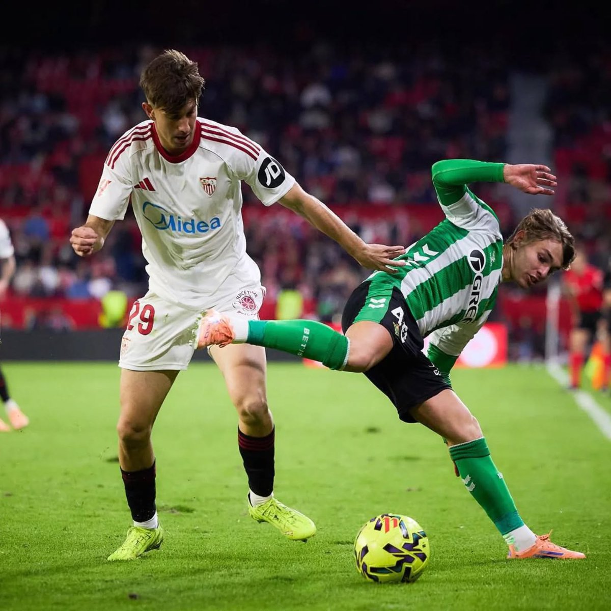 CFReinoGranada's tweet photo. No todos los días podemos dar un dato como este...

Nuestro ex-jugador Migue Sierra debuta en primera división con el Sevilla FC en un partido, de la importancia que tiene ante el Real Betis Balompié.

¡Enhorabuena Migue!

#ADNReino | #Hazdetupasionunadiversion https://t.co/hsHXQeagRw