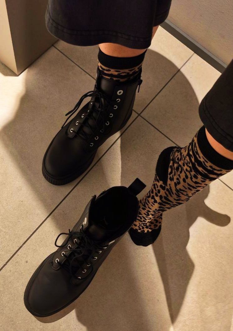 Queen_Boudoir's tweet image. Wie gefallen euch meine Söckchen und jetzt mal ehrlich, spannert ihr bei den Umkleidekabinen in der Hoffnung einen Fuß oder Socken zu sehen? 😏👸🏻

#shoefetish #bootfetish #socks #sockfetish #shoppinslave #schuhfetisch #stiefelfetisch #femdom #teasing #findom #sockenfetisch