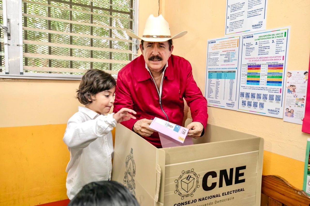 La Presidenta de la República <a href="/XiomaraCastroZ/">Xiomara Castro de Zelaya</a> y nuestro Coordinador General <a href="/manuelzr/">Manuel Zelaya R.</a> desde Catacamas Olancho, ejercen su derecho al voto, dando una muestra de civismo y respeto a la democracia. 

Vamos pueblo salí a Votar #ToditoLibre 🌺✊🏼